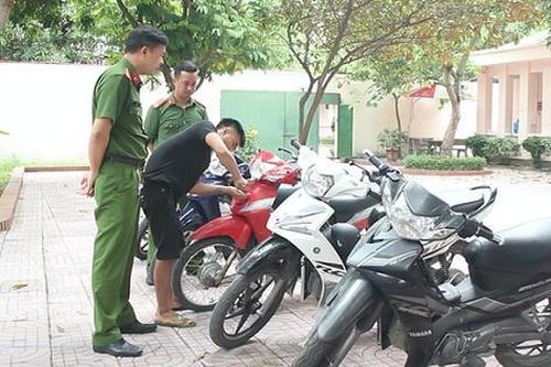 Thủ đoạn nhóm thiếu niên chuyên trộm xe máy