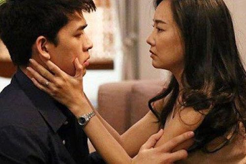 Chồng cũ bỗng chuyển 500 triệu nuôi con, tôi đến tận nơi thì khóc nấc nhìn cảnh trong phòng anh