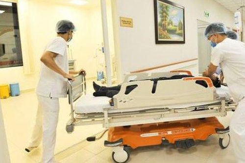 Hy hữu: Cặp vợ chồng ở Hà Nội đi viện vì vô tư uống nước làm mát ô tô vì tưởng bia, nước giải khát