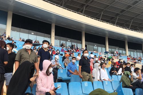 Hàng nghìn khán giả đến SVĐ Mỹ Đình 'tiếp sức' đội tuyển điền kinh Việt Nam