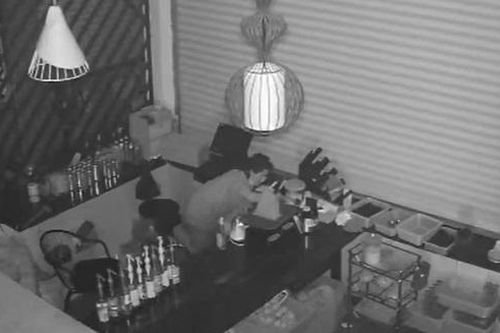 Truy xét kẻ chui qua khe hở vào quán cà phê ở TP.HCM trộm tài sản