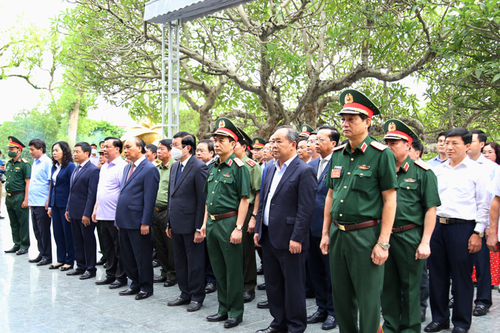 Chủ tịch nước Nguyễn Xuân Phúc gặp mặt, tặng quà các chiến sĩ Điện Biên