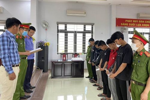 Khởi tố 13 đối tượng gây rối trật tự công cộng