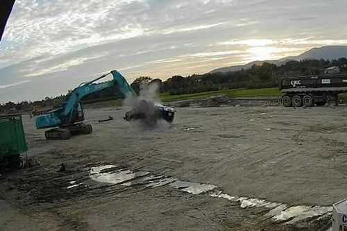 Đối tượng dùng gàu máy múc đập phá 2 ô tô trên công trường thi công cao tốc Bắc-Nam lãnh án