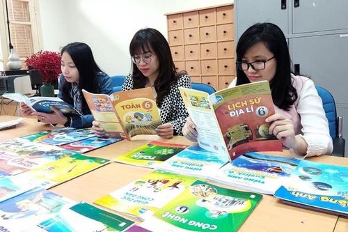 Giám sát, đôn đốc nhà xuất bản in đủ, kịp thời sách giáo khoa