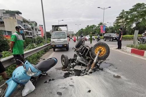 Xe ba bánh tự chế gây tai nạn rồi bốc cháy trên đường vành đai 2 Hà Nội