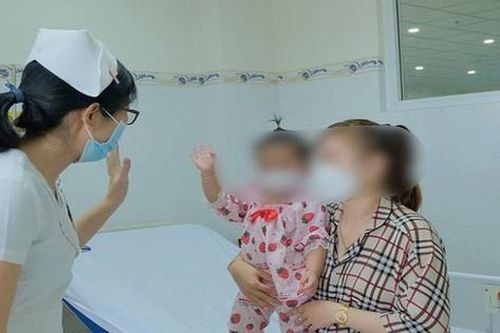 Bé gái 1 tuổi suýt chết sau khi uống kháng sinh trị viêm amidan