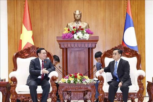 Chủ tịch Quốc hội Vương Đình Huệ gặp nguyên Thủ tướng, nguyên Chủ tịch Quốc hội Lào