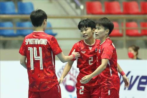 Cuộc sống mưu sinh vất vả của nữ cầu thủ futsal Thái Lan