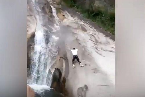 Video người đàn ông Trung Quốc sống sót thần kỳ sau khi rơi xuống thác nước
