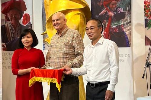 Bác sĩ Mỹ tặng gần 500 hiện vật văn hóa cho Bảo tàng Phụ nữ Việt Nam