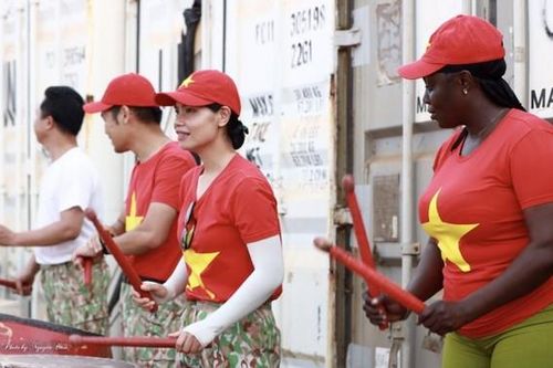 Chiến sỹ 'mũ nồi xanh' cổ vũ nhiệt tình Sea Game 31 ở quê nhà theo cách thân thiện nhất
