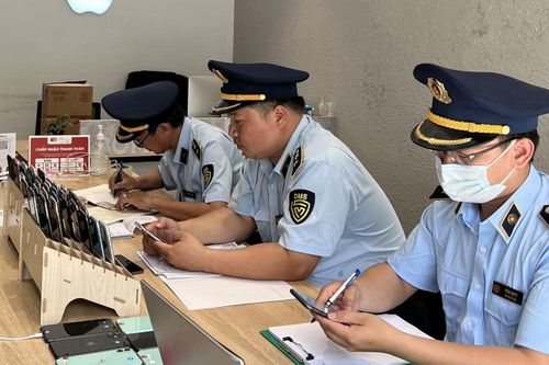 Quản lý thị trường Thừa Thiên Huế liên tiếp xử lý cửa hàng kinh doanh điện thoại nhập lậu