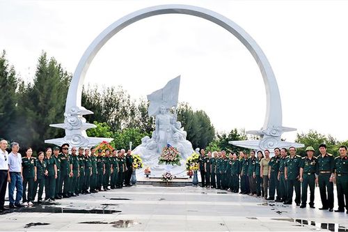 Cựu chiến binh Sư đoàn 338 dâng hương tại Khu tưởng niệm các chiến sĩ Gạc Ma
