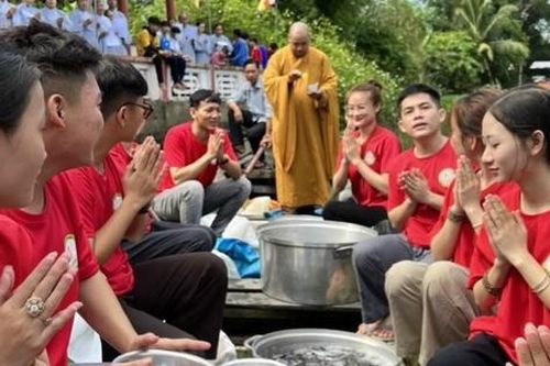 Chùa Phước Hội tặng quà và tổ chức khóa tu gieo yêu thương trong mùa Phật đản