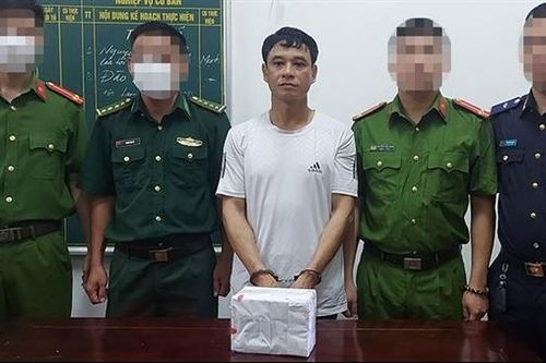 Khống chế kẻ buôn ma túy lao xe vào tổ truy bắt