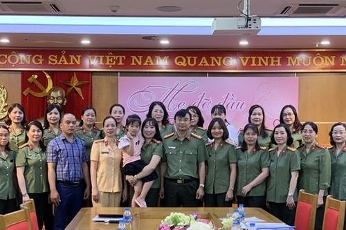 Hạnh phúc khi làm 'mẹ đỡ đầu' của 2 cháu mồ côi