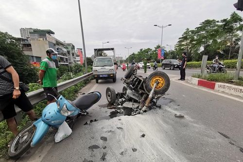Hà Nội: Xe ba bánh tự chế va chạm với xe máy rồi bốc cháy dữ dội