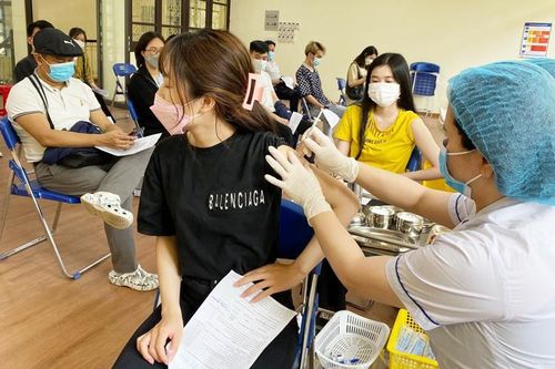 Bộ Y tế đề nghị 'đi từng ngõ, gõ từng nhà, rà từng đối tượng' để không bỏ sót tiêm mũi 3 cho người dân