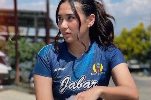 Thủ quân bóng chuyền nữ Indonesia tại SEA Games 31 gây thổn thức với diện mạo xinh đẹp, khiến vạn người ngẩn ngơ vì quá mạnh mẽ trên sân