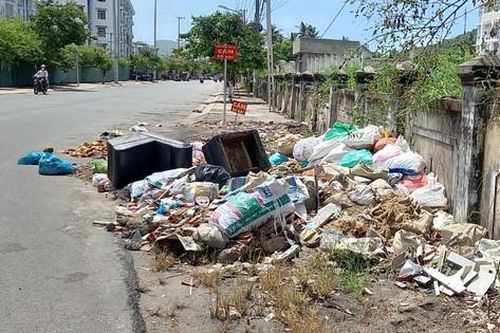 Xả rác bừa bãi ở thành phố du lịch biển
