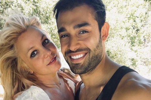 Hôn phu của Britney Spears: 'Thật khó nhưng chúng tôi không cô đơn'