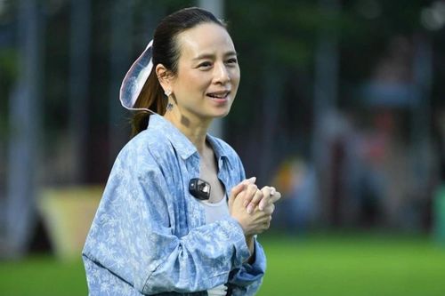 Trưởng đoàn Madam Pang diện toàn đồ hiệu