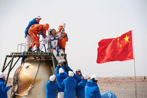 Mỹ - Trung chạy đua thống lĩnh 'kho báu' hàng tỷ USD trên Mặt Trăng