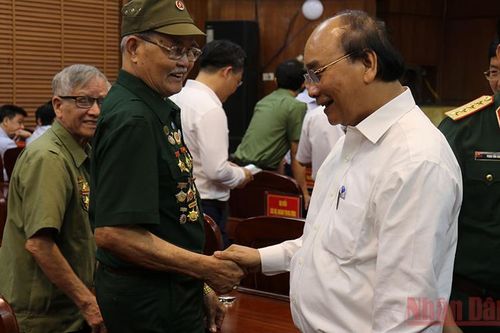 Chủ tịch nước Nguyễn Xuân Phúc tặng quà cựu chiến sĩ Điện Biên