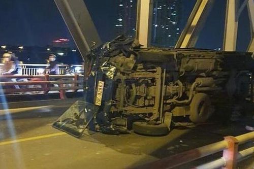 Xe máy đấu đầu ô tô tải trên cầu Chương Dương, 1 người tử vong