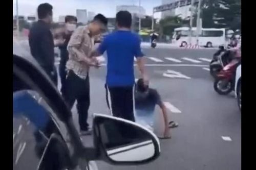 Đà Nẵng: Công an truy tìm kẻ tham gia đánh hội đồng tài xế trên phố