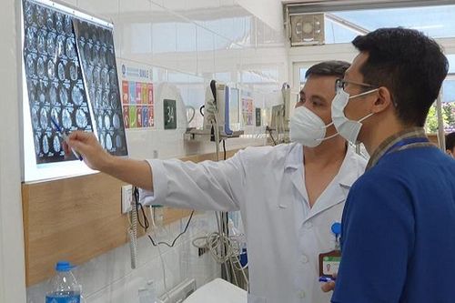Hôn mê, tổn thương não do uống rượu ngâm rễ cây rừng