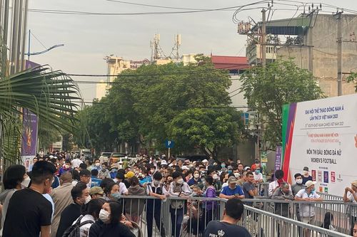 Hàng nghìn người thức xuyên đêm xếp hàng nhận vé mời trận bán kết bóng đá nữ SEA games