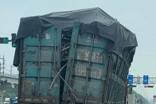 Xe chở hàng cồng kềnh hoành hành trên đường phố