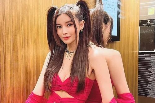 Cao Thái Hà trẻ trung năng động với layout hồng tại sự kiện