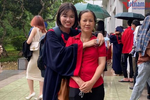 Món quà của nữ thủ khoa dành cho người mẹ lao công