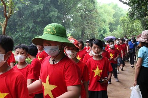 Hàng nghìn đoàn du khách đổ về Khu di tích Kim Liên trước ngày sinh nhật Bác