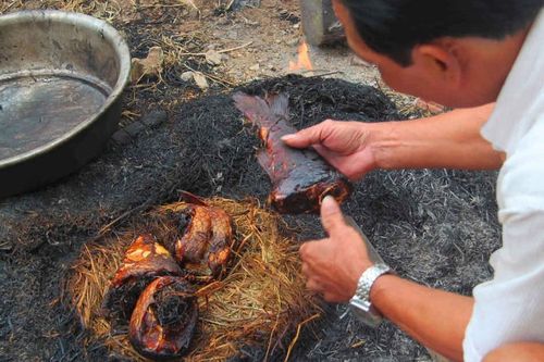 Tới Nam Định xem SEA Games, ăn mãi chưa hết món ngon, mỏi tay chọn quà mang về