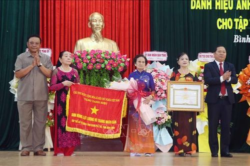 Tập thể nữ tù binh Trại giam Phú Tài đón nhận danh hiệu Anh hùng LLVT nhân dân