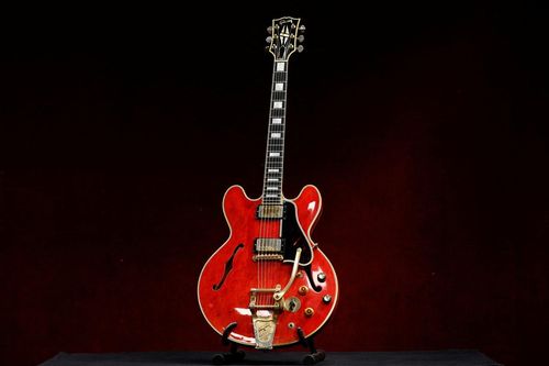 Bán đấu giá cây đàn guitar Gibson của nhóm nhạc Oasis