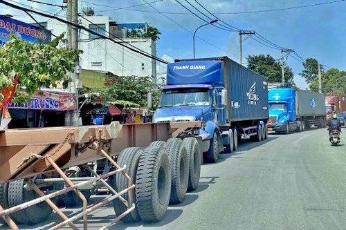 Tp.HCM: Bất an xe container tràn lòng đường, vì sao chưa có giải pháp?