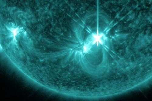 'Pháo sáng vũ trụ' loại mạnh nhất đang bắn thẳng đến Trái Đất