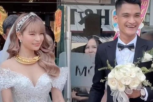 Bà xã Mạc Văn Khoa xinh đẹp tựa công chúa bước vào lễ đường, vàng đeo trĩu cổ