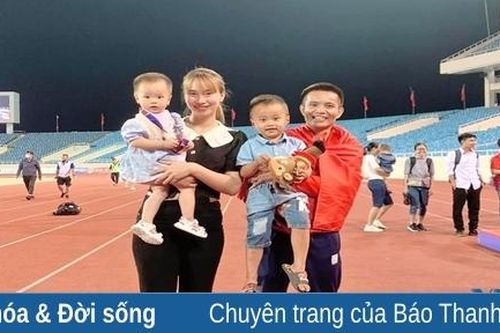 Gia đình chung vui cùng Lê Văn Thao sau khi giành huy chương tại SEA Games 31