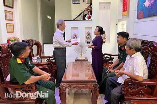 Văn phòng Tỉnh ủy và Bộ tư lệnh Quân khu 7 thăm gia đình chính sách