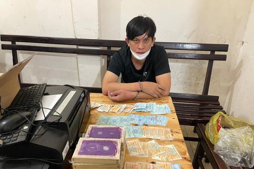 Bắt đối tượng làm giả giấy tờ