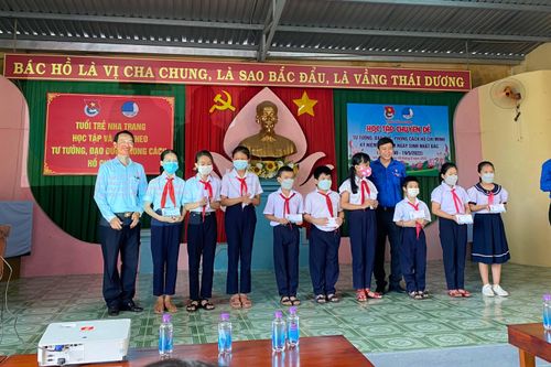 Tổ chức học tập chuyên đề tư tưởng, đạo đức, phong cách Hồ Chí Minh