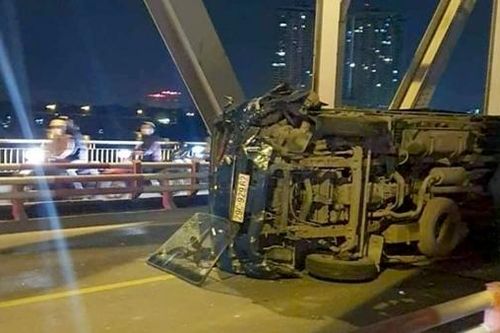 Tử vong vì lao xe máy 'tốc độ bàn thờ' trong làn ô tô cầu Chương Dương