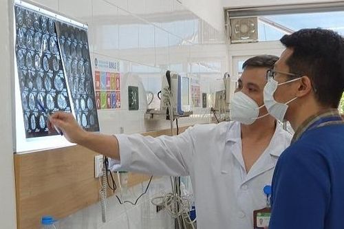 Uống rượu ngâm rễ cây chữa xương khớp, 2 người nhập viện