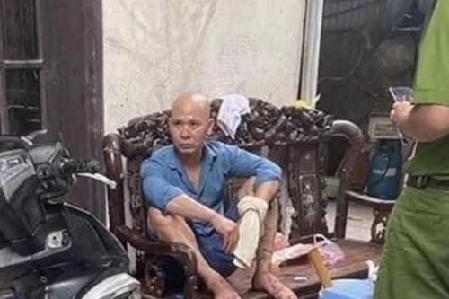 Chồng chém vợ trọng thương rồi ngồi 'thần mặt' trên ghế salon